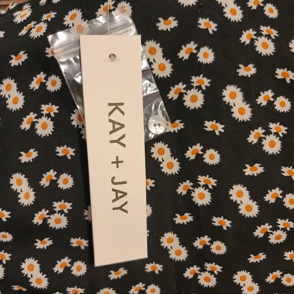 Kay + Jay women's large long sleeve rufffles black with daisies. New with tags!! - Picture 5 of 6